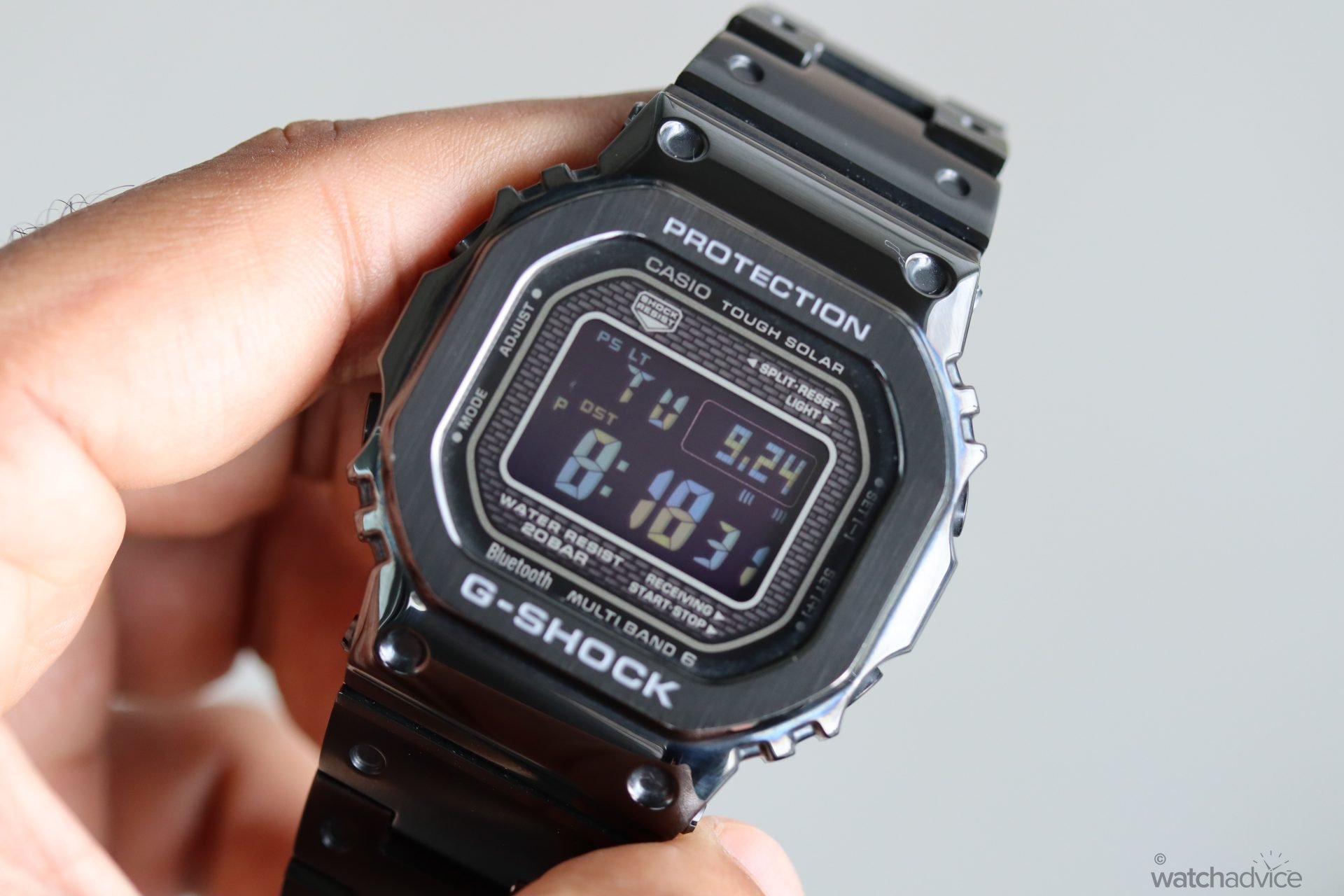 g shock light automatically turns on