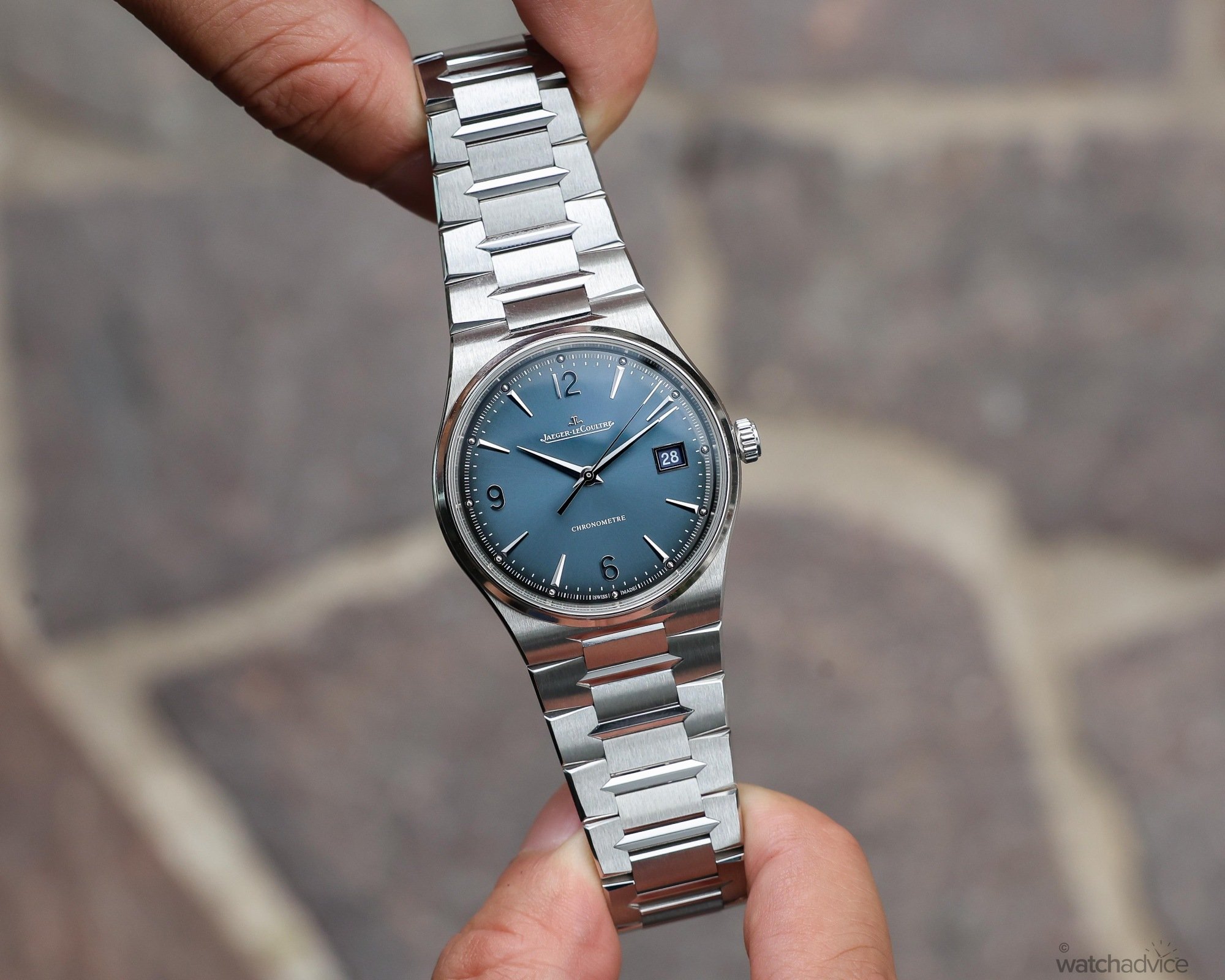 Did Jaeger-LeCoultre Perfect The Integrated Bracelet Watch? (Hands On)